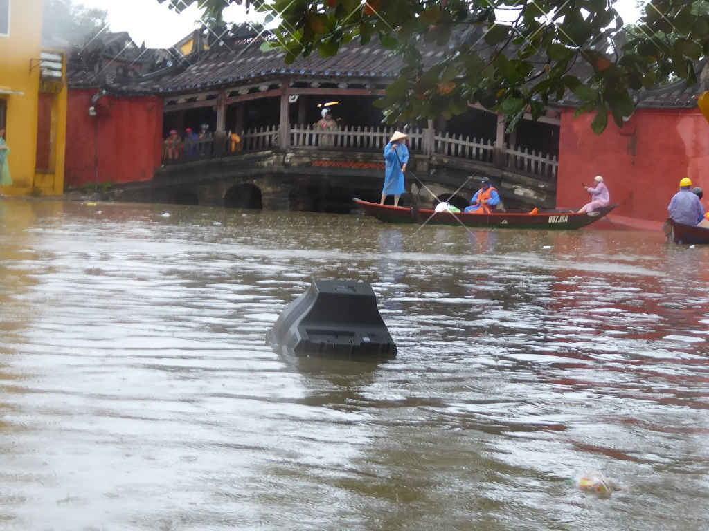 Nhiều con đường ở phố cổ Hội An như Nguyễn Thái Học, Bạch Đằng, Lê Lợi... chìm trong biển nước