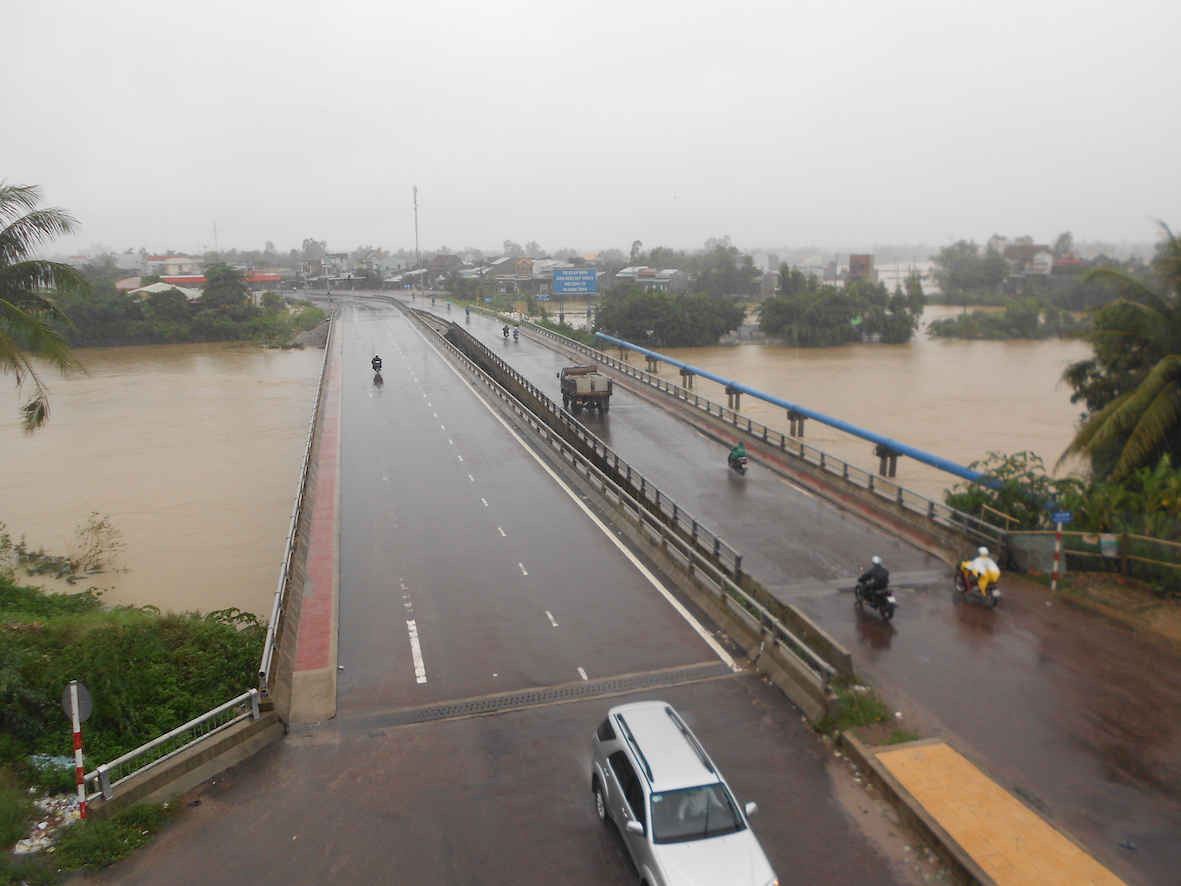Nước lũ trên sông Kôn đổ về cầu Bà Di, xã Phước Lộc (Tuy Phước) đang rất lớn. 
