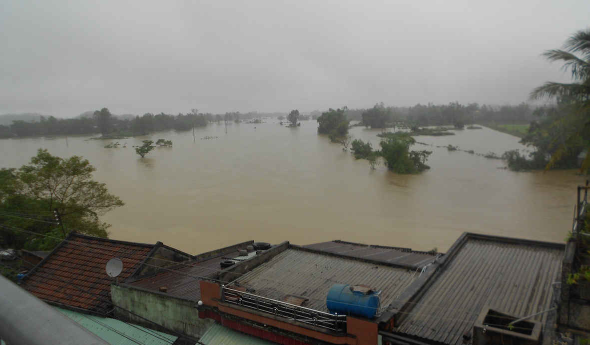 Nhiều ngôi nhà nằm sát sông Kôn ở thôn Phú Mỹ 1, xã Phước Lộc (Tuy Phước) đang đối diện với nguy cơ bị “hà bá” cuốn trôi. 