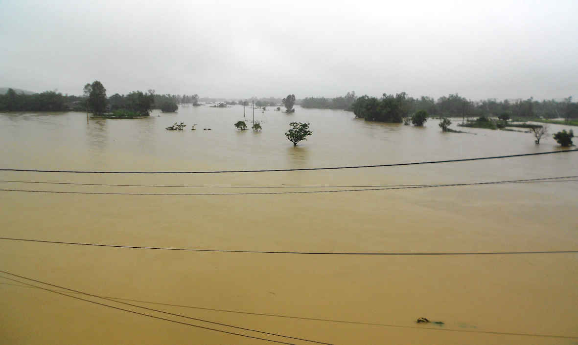 Nước lũ phủ trắng xóa trên địa bàn huyện Tuy Phước. 