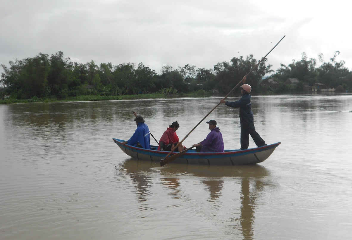 Người dân thôn Quảng Điền, xã Phước Quang sử dụng sõng để đi lại do nước lũ chia cắt. 
