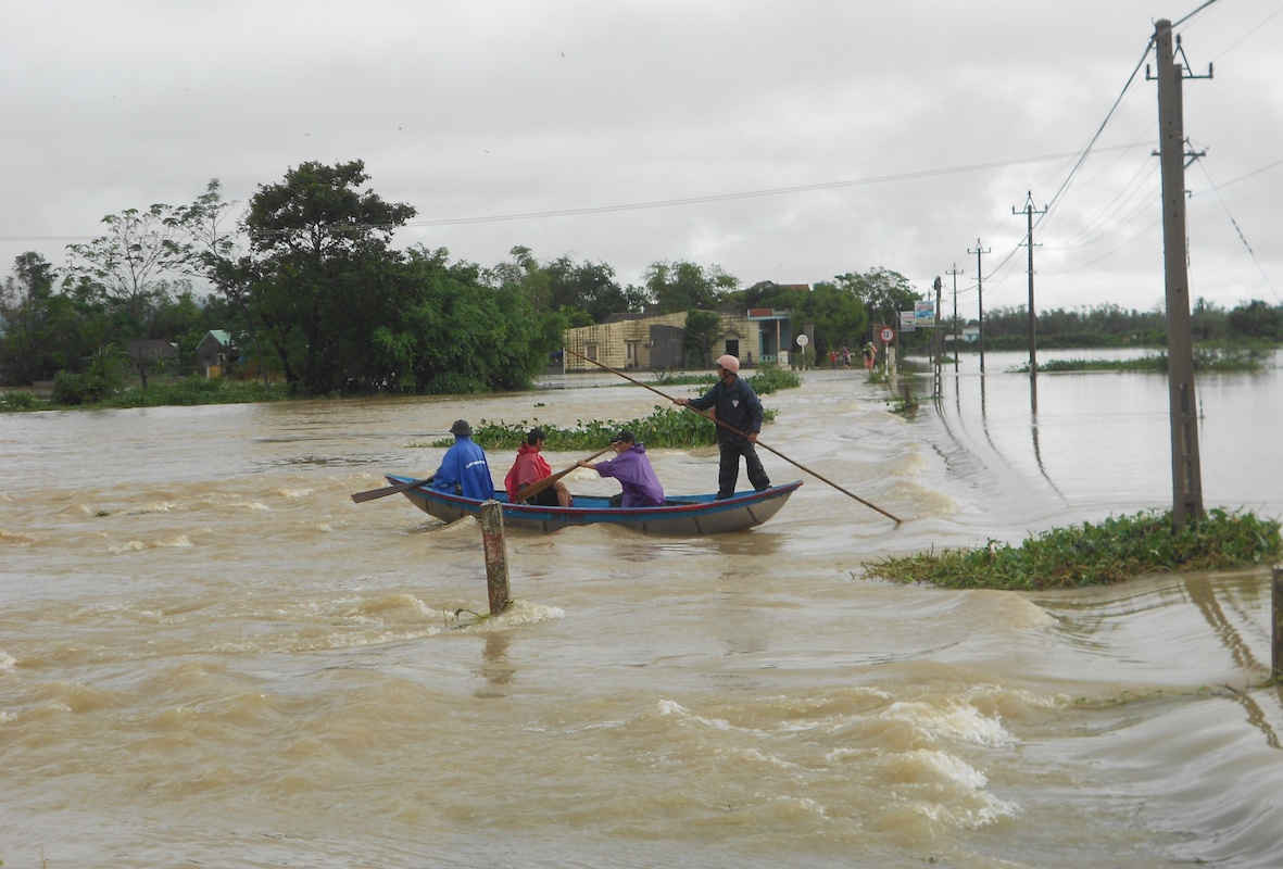 Đoạn tràn Tân Điền, xã Phước Quang đi về xã Phước Hiệp bị ngập sâu trong nước. Bất chấp dòng nước chảy xiết, nhiều người vẫn chèo sõng đi qua. 
