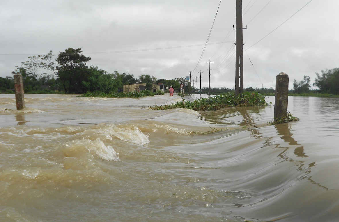 Nước lũ đổ về ngày càng mạnh, chia cắt nhiều thôn ở xã Phước Hòa. 