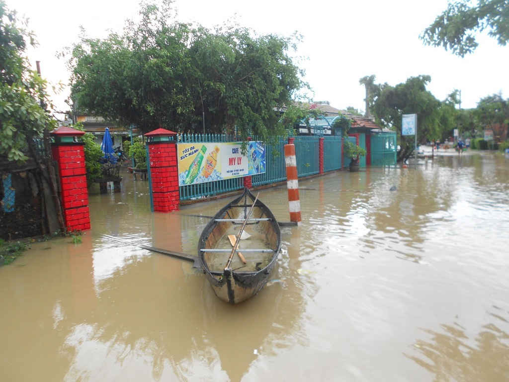Nước lũ tràn vào nhà các hộ dân ở thôn Luật Bình, xã Phước Quang. 