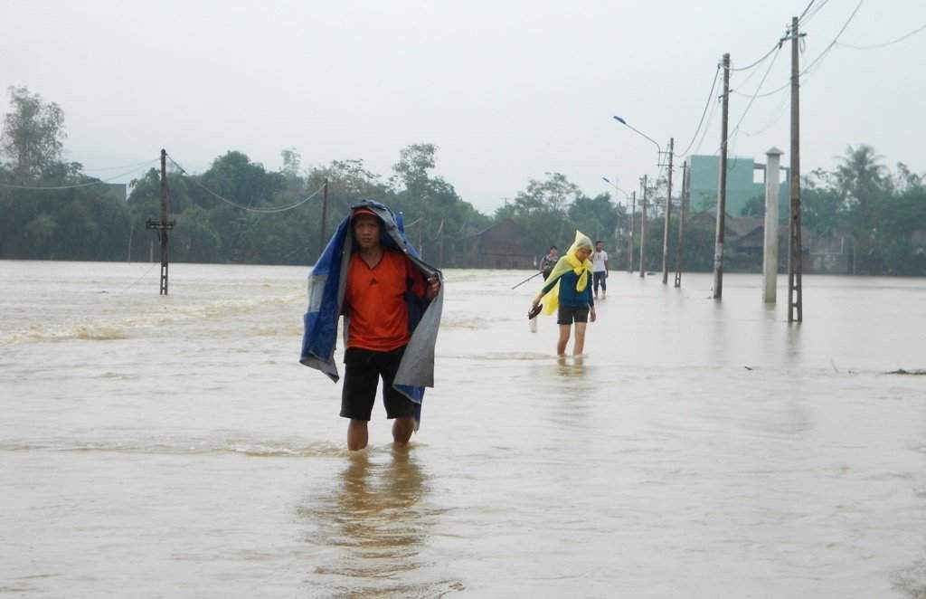 Tuyến đường bê tông nối giữa khu vực Hòa Nghi và Tân Hòa, phường Nhơn Hòa (TX An Nhơn) chìm sâu trong nước lũ.