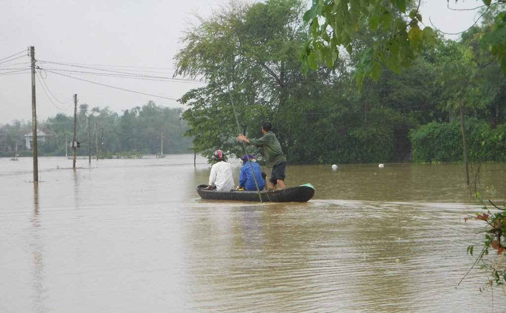 Nước lũ đổ về lớn, người dân ở khu vực Hòa Nghi sử dụng sõng để đi lại. 
