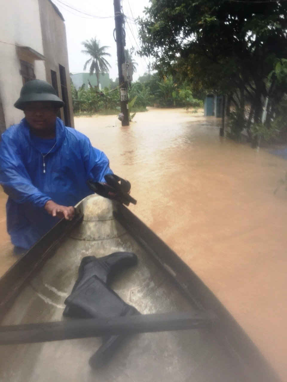 Ban Chỉ huy Phòng chống thiên tai và Tìm kiếm cứu nạn TP. Đà Nẵng yêu cầu UBND huyện Hòa Vang cấm nhân dân và các ghe thuyền không có nhiệm vụ phòng chống lụt, bão đi lại trong những vùng trũng thấp