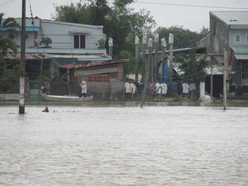 Khu vực phường Nhơn Bình – TP. Quy Nhơn bị cô lập trong nước lũ