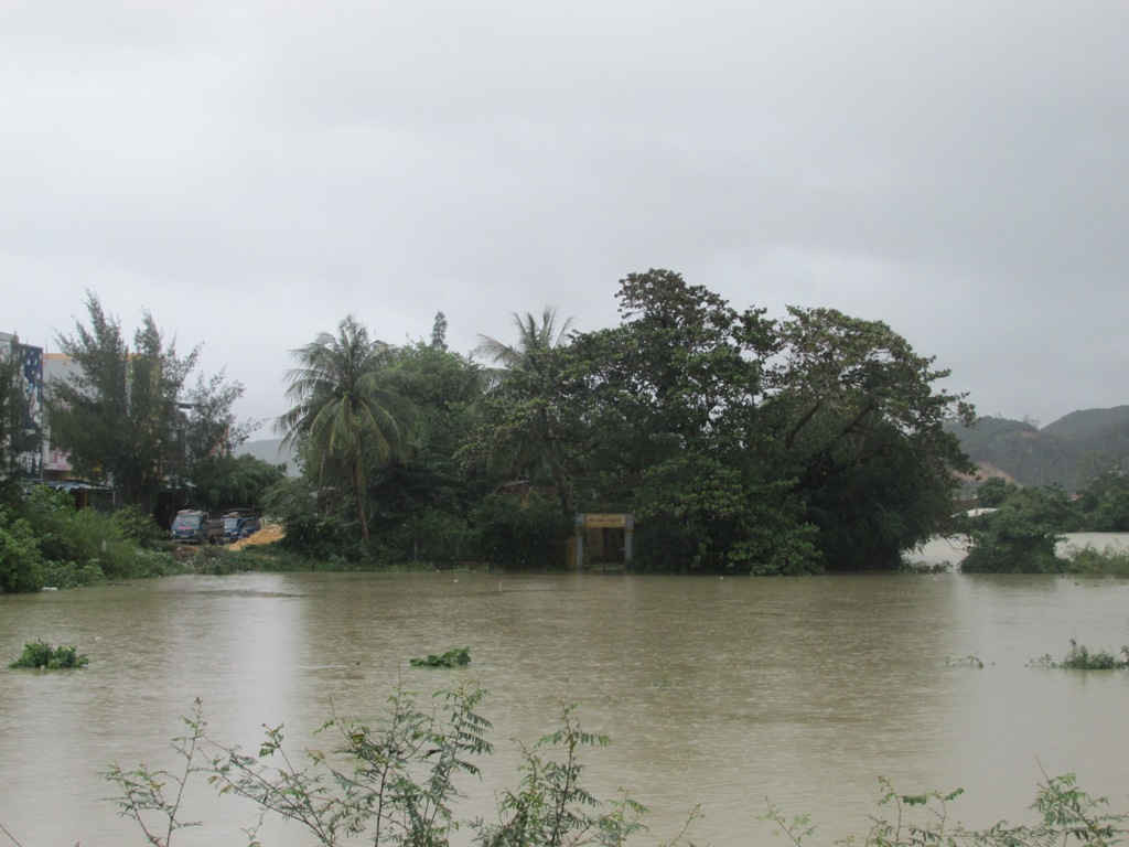 Khu vực huyện Tuy Phước bị cô lập trong nước lũ