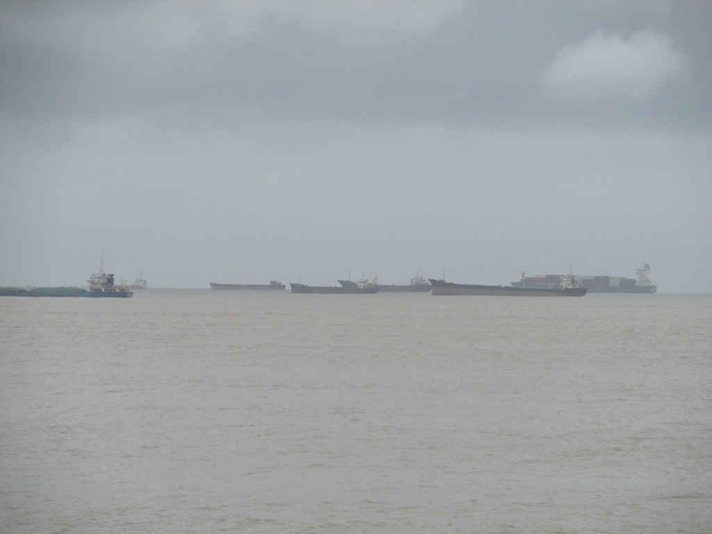 Nhiều chiếc tàu bị nạn do bão đang nằm chờ tại vùng biển Quy Nhơn 