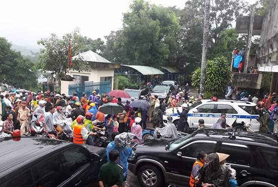 Hàng trăm người dân lo lắng tụ tập tại trụ sở UBND huyện Bắc Trà My (Quảng Nam) sáng ngày 6/11 vì thông tin vỡ đập thủy điện Sông Tranh 2