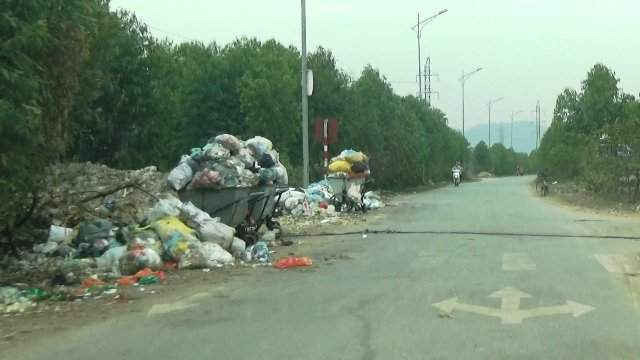 Thỉnh thoảng có đoạn đường đi được thì rác thải sinh hoạt lại nằm chình ình bên đường