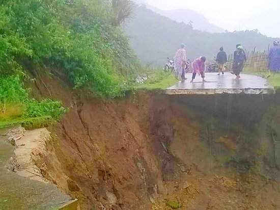 Đường tại xã Đắk Nên, huyện Kon Plông (Kon Tum) bị sụt lún nghiêm trọng