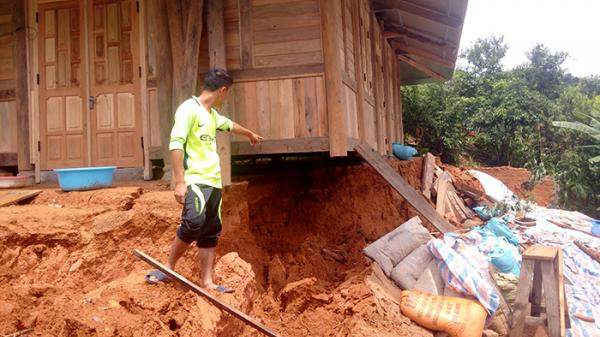Mưa lũ gây sụt, sạt nhà dân ở Điện Biên Đông