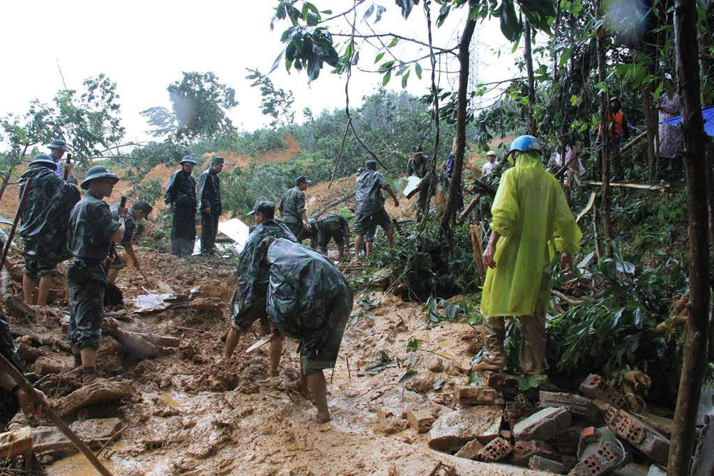 Quảng Ngãi: Lũ rút chậm, khẩn trương cứu trợ người dân vùng cô lập