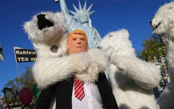 Người biểu tình bên lề COP 23 mặc trang phục gấu bắc cực và Tổng thống Mỹ Donald Trump để phản đối việc ông rút nước này khỏi thỏa thuận khí hậu Paris. (Ảnh: Reuters)