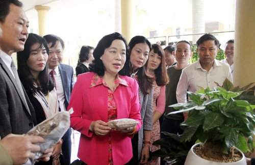 Phó Bí thư Thường trực Thành ủy Ngô Thị Thanh Hằng tham quan các gian trưng bày sản phẩm