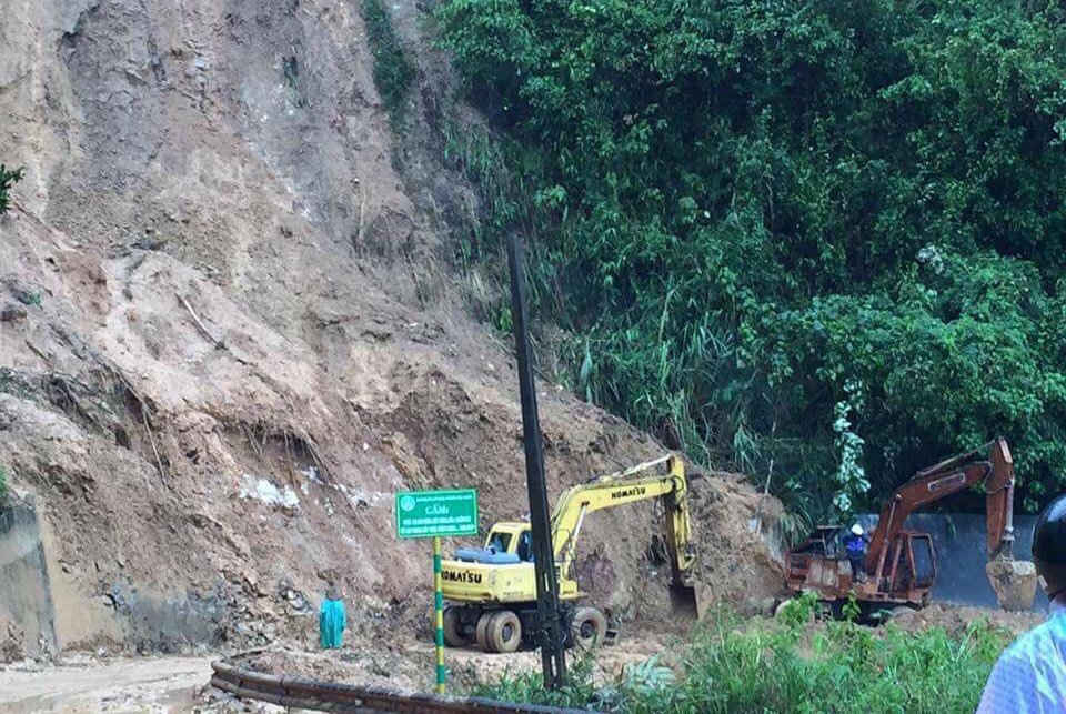 Do mưa lớn, QL49 đi từ TP. Huế lên huyện A Lưới (tỉnh Thừa Thiên Huế) xuất hiện nhiều điểm sạt lở