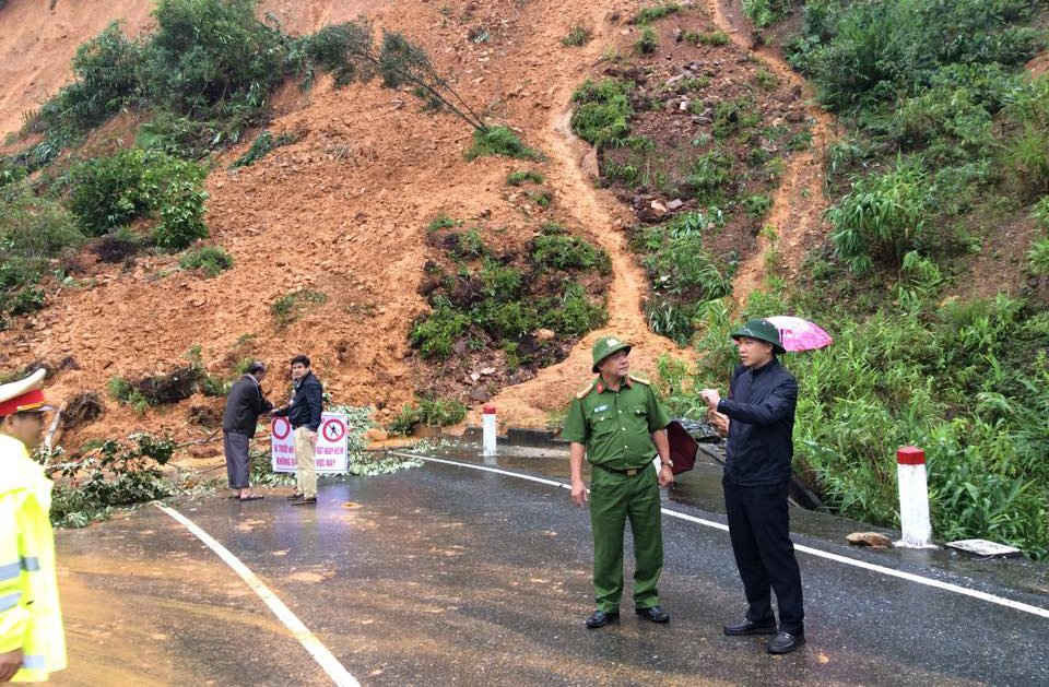 Đại tá Lê Văn Vũ- Phó Giám đốc Công an tỉnh Thừa Thiên Huế (áo xanh) đang trao đổi với lãnh đạo Cục Đường bộ Việt Nam
