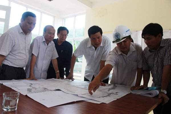 Ông Nguyễn Đức Long - Chủ tịch UBND tỉnh sát sao chỉ đạo công trình xây dựng đập nước công nghệ bê tông trọng lực đầu tiên ở địa phương.