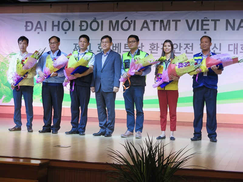Tổng giám đốc Sam sung Việt Nam Shim Won Hwan trao thưởng.