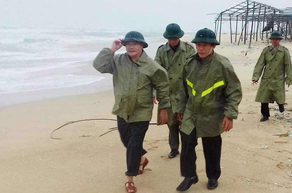 Thứ trường Hoàng Văn Thắng kiểm tra mưa lũ tại biển Thuận An