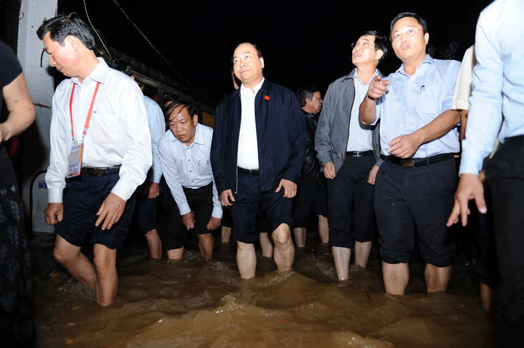 Thủ tướng Chính phủ Nguyễn Xuân Phúc thị sát những tuyến đường còn ngập lụt tại khu phố cổ