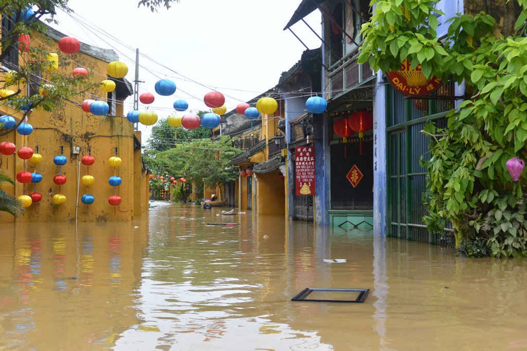 Nước lũ ở nhiều tuyến phố chính ở phố cổ Hội An đang rút chậm