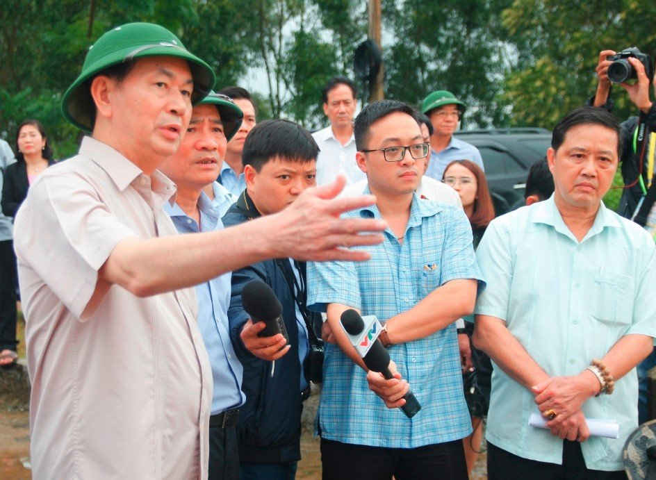 Chủ tịch nước Trần Đại Quang đến kiểm tra tình hình thiệt hại tại xã Hòa Khương và khu vực đập bara An Trạch