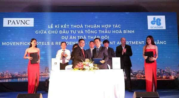 Đại diện Tổng thầu Hòa Bình và CĐT dự án Risemount Apartment Đà Nẵng tại Lễ kí kết.