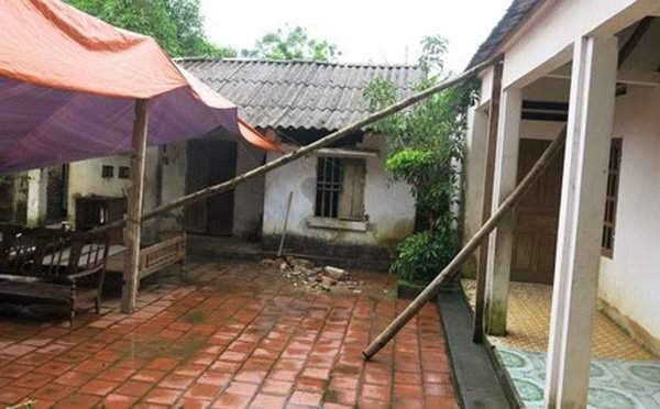 Một hộ dân ở xã Cây Thị (huyện Đồng Hỷ, Thái Nguyên) bị sụt lún đất làm ngôi nhà bị nghiêng. Gia đình phải dùng gậy chống nhà.