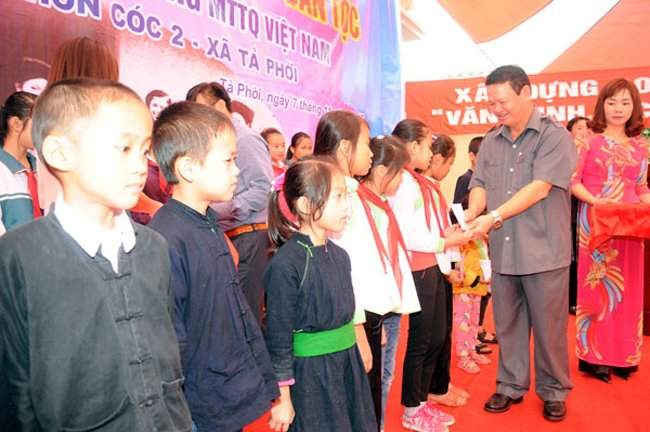 Ông Nguyễn Văn Vịnh, Bí thư tỉnh ủy Lào Cai dự ngày hội đại đoàn kết tại thôn Cóc 2, xã Tả Phời, TP Lào Cai.
