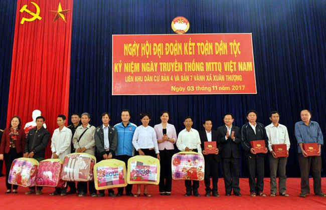 Bà Hà Thị Nga, Phó Bí thư Tỉnh ủy Lào Cai trao quà cho các hộ dân tiêu biểu tại Xã Xuân Thượng, huyện Bảo Yên.