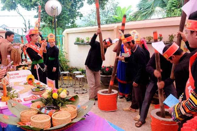 Tại các điểm tổ chức ngày hội đại đoàn kết trên địa bàn tỉnh Lào Cai đã điên ra nhiều hoạt động, văn hóa, văn nghệ, thể thao chào mừng ngày hội.