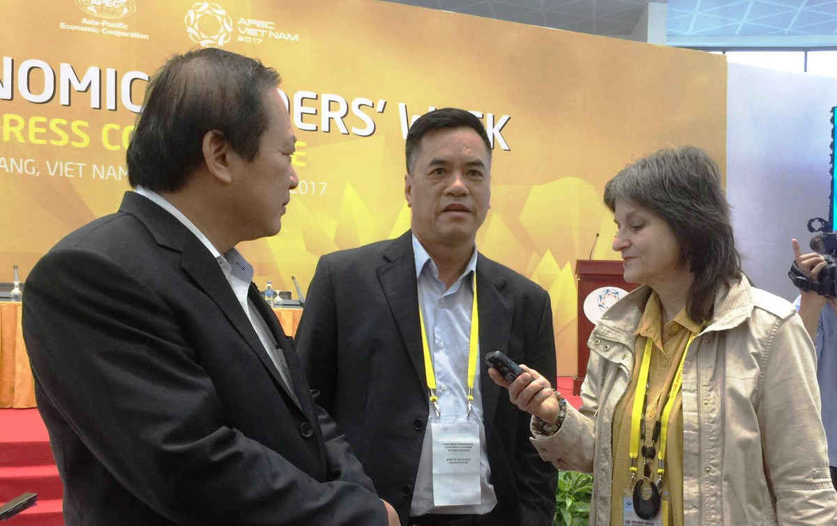 Bộ trưởng Bộ TTTT Trương Minh Tuấn trao đổi với các phóng viên trong nước và quốc tế