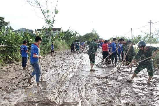 Đoàn viên, thanh niên đã tham gia cùng với các chiến sĩ lực lượng vũ trang thu dọn bùn đất trên các tuyến giao thông