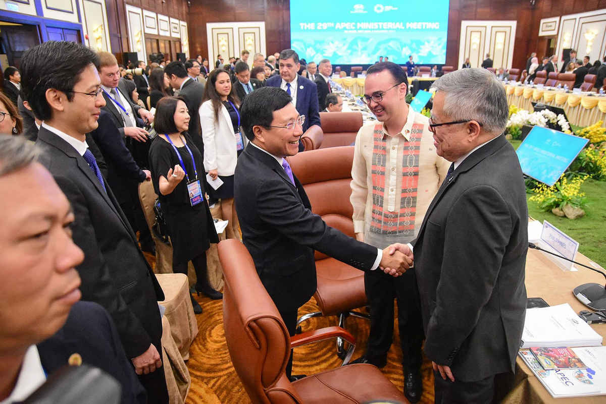 Phó Thủ tướng Phạm Bình Minh trao đổi với đại biểu các đoàn 
