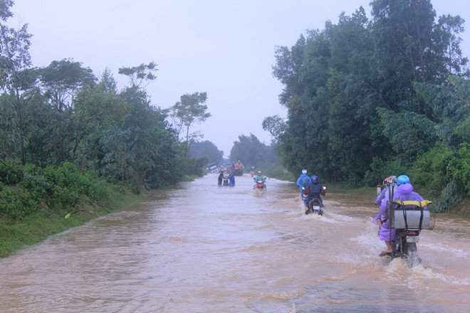 Quốc lộ 14B nối Đà Nẵng - Quảng Nam bị ngập sâu đã bị hư hỏng nghiêm trọng