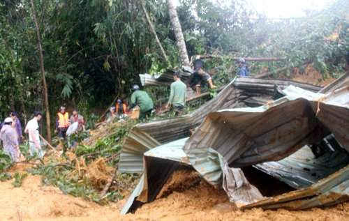Quốc lộ 14E, xã Phước Hòa Phước, huyện Phước Sơn sạt lở làm 4 người bị   vùi lấp