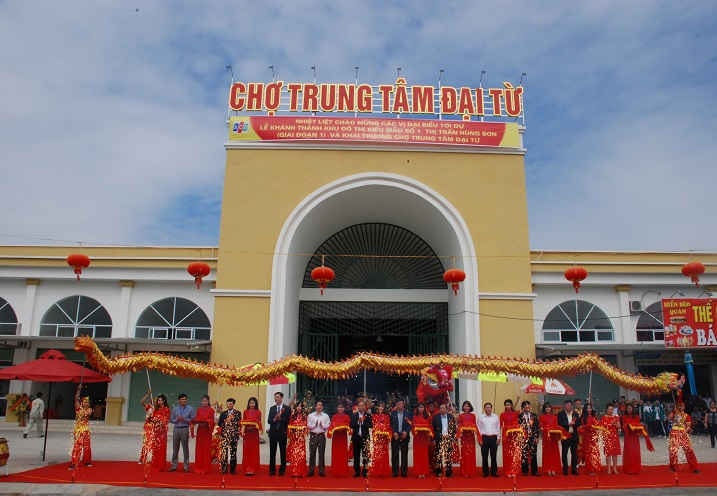 Đại diện lãnh đạo tỉnh Thái Nguyên và cấp ủy, chính quyền thị trấn Hùng Sơn, huyện Đại Từ và doanh nghiệp