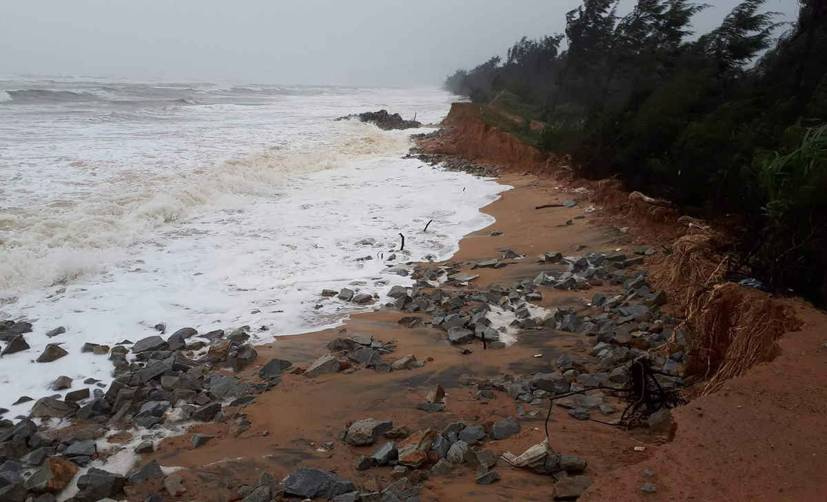 Nhiều bờ biển, cửa biển tại tỉnh Thừa Thiên Huế bị xâm thực, sạt lở nặng