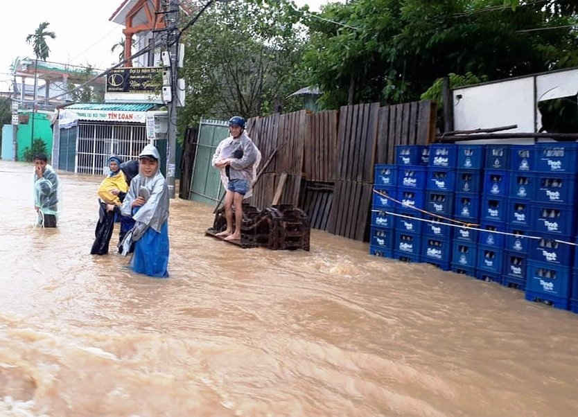 Những ngày qua, tại các tuyến đường liên thôn, nước ngập tràn, giao thông bị trì trệ 