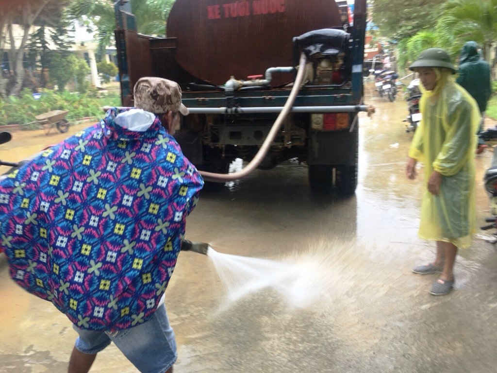 Chính quyền huyện Hòa Vang đã cho xe tưới nước dọn dẹp đường sá, ổn định cuộc sống người dân