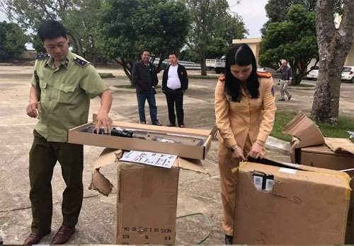 Lực lượng CSGT Quảng Xương bàn giao tang vật thu giữ cho Quản lý thị trường tỉnh Thanh Hóa. Ảnh: Công an cung cấp.