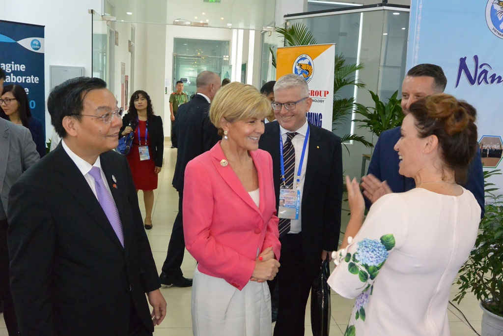Ông Chu Ngọc Anh -  Bộ trưởng Bộ Khoa học và Công nghệ, bà Julie Bishop - Bộ trưởng Ngoại giao Australia thăm các gian hàng công nghệ tại sự kiện Đổi mới sáng tạo