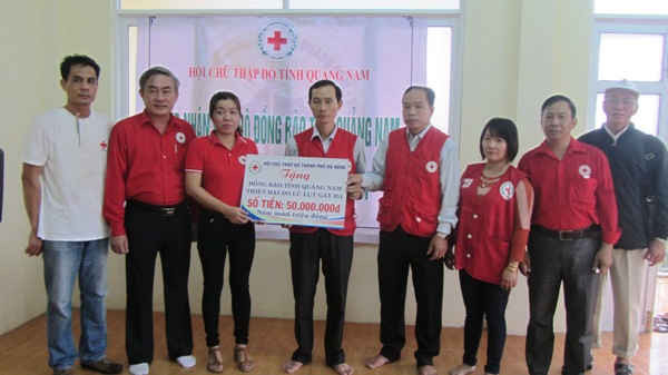 Hội Chữ thập đỏ TP. Đà Nẵng đã tổ chức đoàn thăm và cứu trợ đồng bào tỉnh Quảng Nam bị thiệt hại do mưa bão với tổng số tiền mặt là 50 triệu đồng và hàng hóa