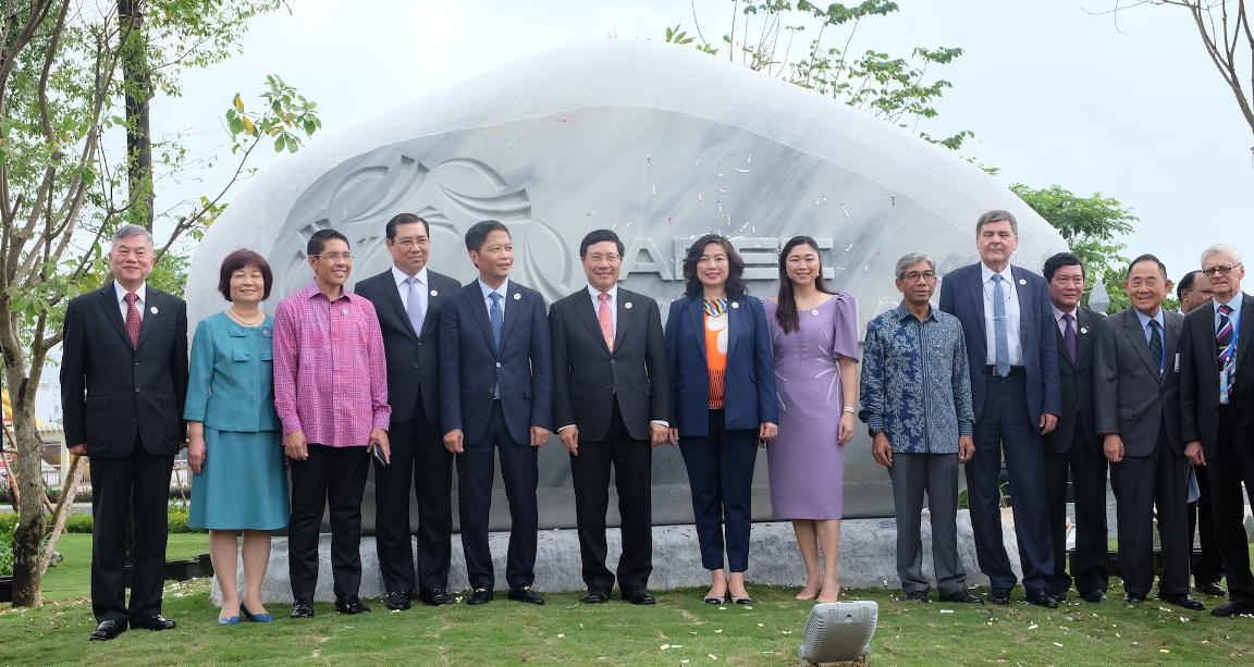 Đông đảo quan chức cấp cao đại diện các nền kinh tế APEC đến tham dự Lễ khai trương