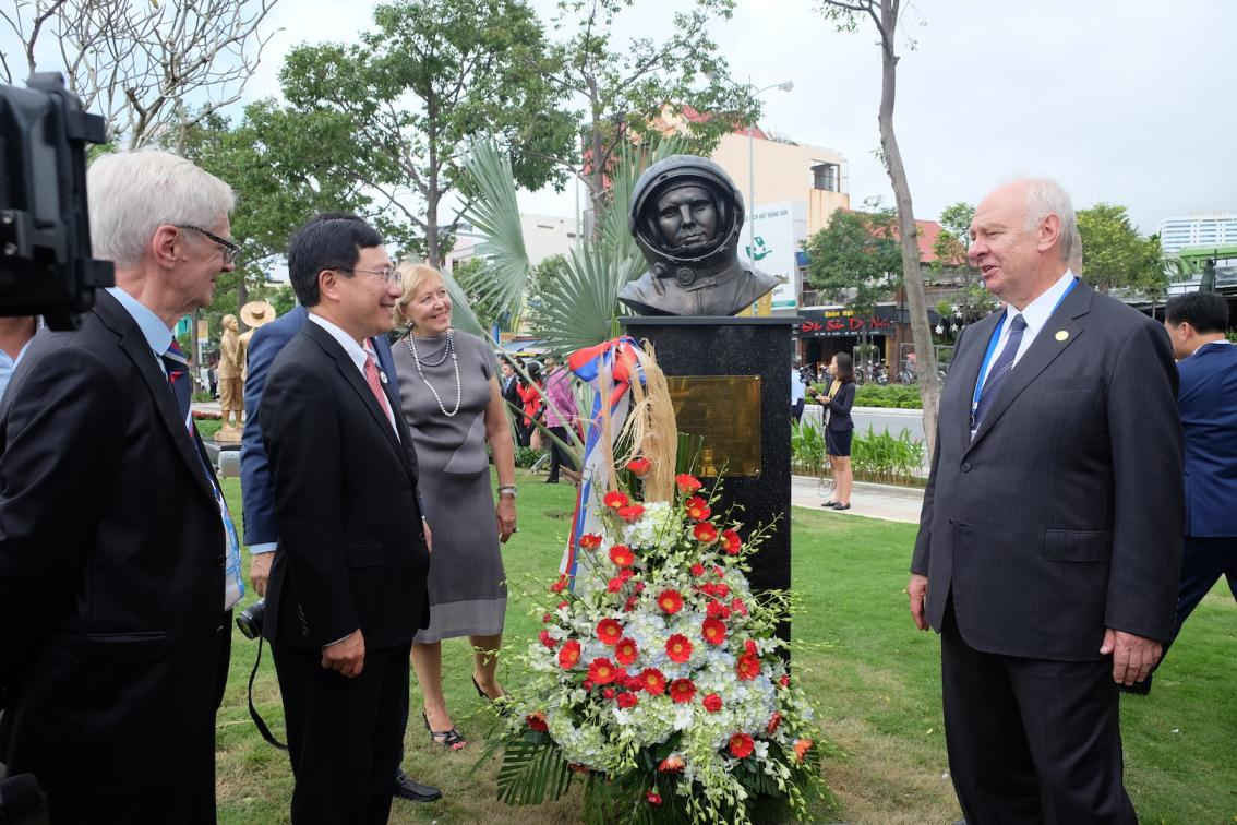 Phó Thủ tướng Phạm Bình Minh chụp ảnh lưu niệm cùng tác phẩm tượng của Nga “Gagarin- người đầu tiên bay vào vũ trụ”