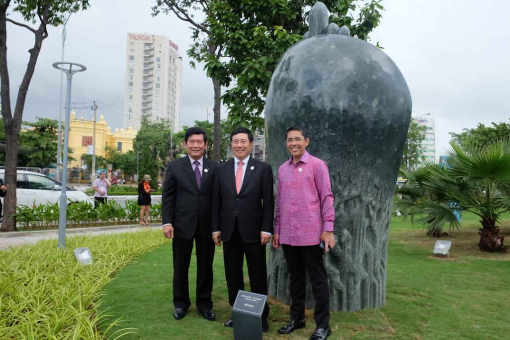 Phó Thủ tướng chụp ản ảnh lưu niệm với tác phẩm tượng “Khởi nguyên” của Việt Nam