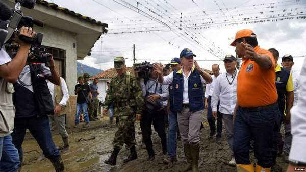 Tổng thống Colombia Juan Manuel Santos đến thăm Corinto sau khi nơi đây xảy ra lũ lụt và lở đất vào ngày 8/11/2017